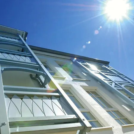 Family Complex In Lägenhet